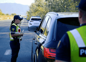 Policia rrugore ka dështuar/ “Lumi” i gjobave e ka përkeqësuar trafikun