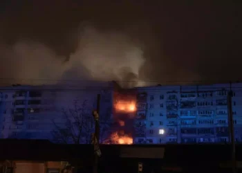 Forcat ruse sulmojnë me raketa dhe dronë pranë Kievit, raportohet për të plagosur