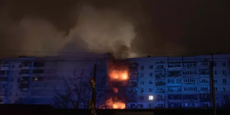 Forcat ruse sulmojnë me raketa dhe dronë pranë Kievit, raportohet për të plagosur