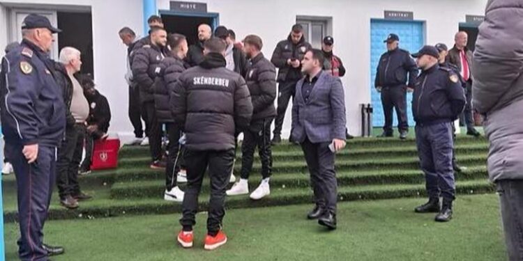 Dhuna në ndeshjen Iliria-Skënderbeu, policia: Një futbollist i plagosur, tre të proceduar