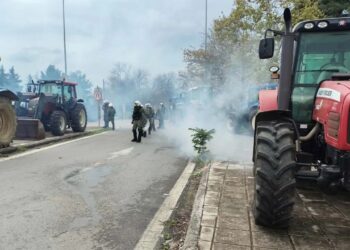 Përshkallëzohet protesta në Greqi/ Fermerët tentojnë bllokadë në kryqëzimin e aeroportit, përplasen me policinë