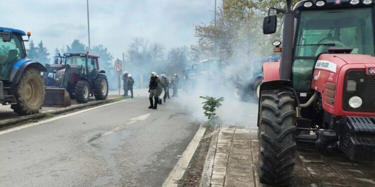 Përshkallëzohet protesta në Greqi/ Fermerët tentojnë bllokadë në kryqëzimin e aeroportit, përplasen me policinë