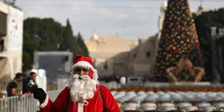 “Krishtlindjet nuk duhet të ndalen ose anulohen kurrë”/ Ndizet për herë të parë që nga fillimi i luftës në Gaza pema në Bethlehem