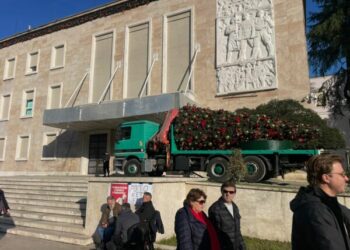 Protesta e opozitës, Kryeministria heq pemën e Vitit të Ri