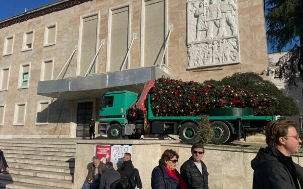 Protesta e opozitës, Kryeministria heq pemën e Vitit të Ri