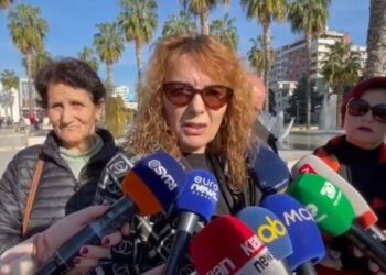 Vrasja e 15-vjeçarit në Durrës, familjarët në protestë: Thika ka zëvendësuar librin!