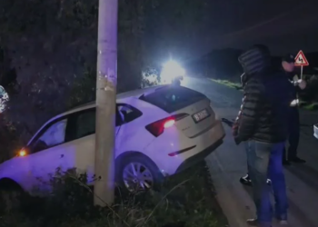 Përplasen dy makina në aksin Fier- Ballsh, një i plagosur