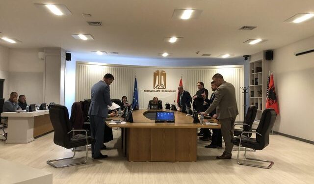 Transferimet e përkohshme shkaktojnë debat në KLP
