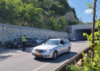 Aksident në hyrje të Pogradecit, mjeti përplaset me murin e tunelit, dy të plagosur