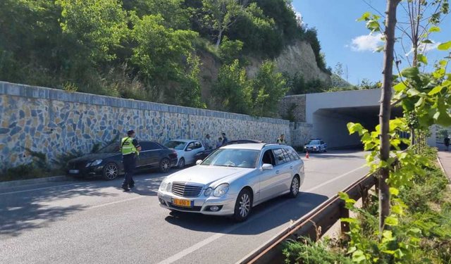 Aksident në hyrje të Pogradecit, mjeti përplaset me murin e tunelit, dy të plagosur