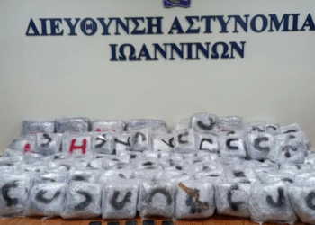 Kapen 215 kg d*ogë në Janinë, tre shqiptarë në pranga, shoferja përplasi mjetet e policisë për t’u arratisur