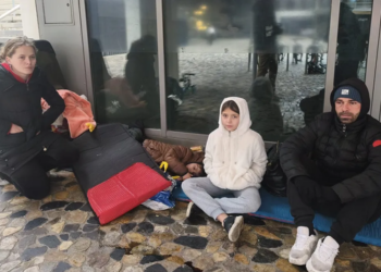 Refuzojnë kthimin në Shqipëri, familja shqiptare fle në shkallët e Bashkisë në Francë