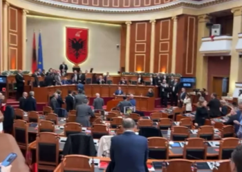 Nis me tensione seanca, deputetët e PD zënë vendin e ministrave në sallë