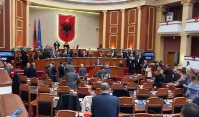 Nis me tensione seanca, deputetët e PD zënë vendin e ministrave në sallë