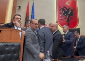 Video/ Tensione në Kuvend, garda shtyn me forcë deputetët e opozitës