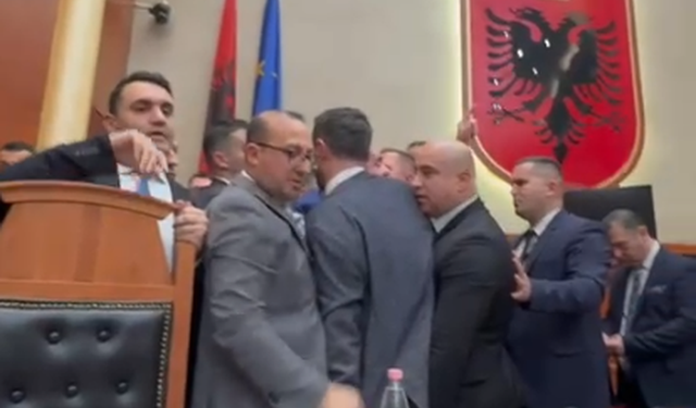 Video/ Tensione në Kuvend, garda shtyn me forcë deputetët e opozitës