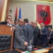 Video/ Tensione në Kuvend, garda shtyn me forcë deputetët e opozitës