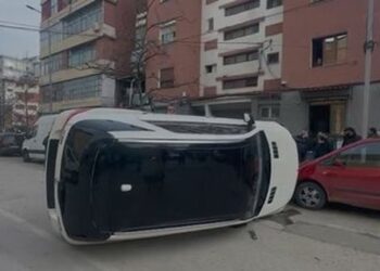 Shoferi nuk u ndje mirë, aksidentohet “Benz-i” në Korçë