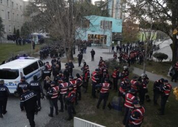 Opozita ‘zbret’ në shesh, forcat e Rendit, “Shqiponjat” dhe agjentë civilë në gatishmëri