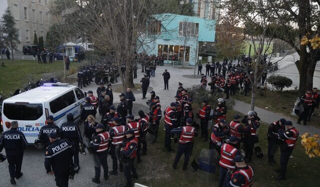 Opozita ‘zbret’ në shesh, forcat e Rendit, “Shqiponjat” dhe agjentë civilë në gatishmëri