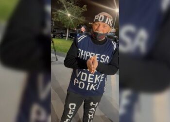 Qytetari proteston me një mesazh të veçantë: Shpresa ka vdekur, po ike