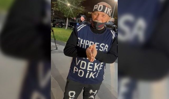 Qytetari proteston me një mesazh të veçantë: Shpresa ka vdekur, po ike