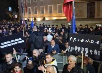 ‘Ali Baba me 40 hajdutë’, pankartat pikante nga protesta e opozitës