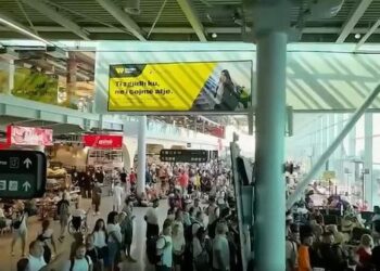 Dyndje në aeroporte/ Shqiptarët “arratisen” jashtë vendit për festa