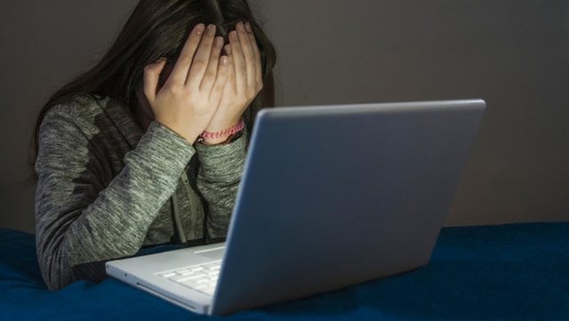 Rriten rastet e dhunës online, të miturit grupi më i rrezikuar