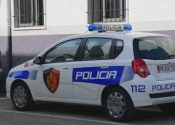 Ushtroi dhunë ndaj bashkëshortes së tij dhe e kanosi me thikë, pranga 57-vjeçarit në Elbasan