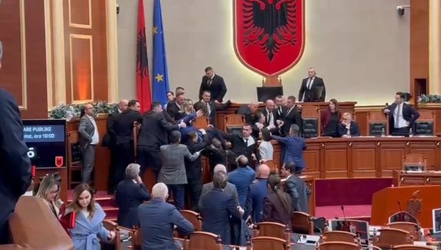 Publikohet video Klevis Balliu sipër Albana Vokshit