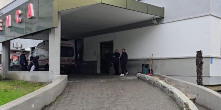 Durrës/ Humb jetën 15-vjeçari i plagosur me thikë, konflikti kishte nisur për një koment online