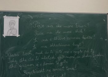 Ndërroi jetë pasi u qëllua me thikë, lule në klasën e 15-vjeçarit në Durrës