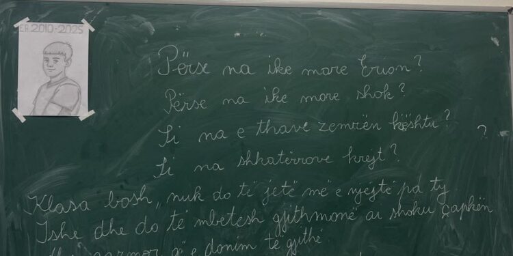 Ndërroi jetë pasi u qëllua me thikë, lule në klasën e 15-vjeçarit në Durrës