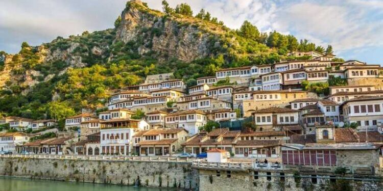 Anketa, 70% e familjeve të Beratit të prekura nga emigracioni, në Tiranë 35%