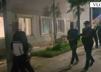 “Na jep 70 mijë euro ose…”/ Mbajtën peng dhe dhunuan një shtetas nga Kosova, tre të arrestuar