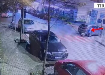 Uniforme policie, pranga dhe municion/ Grabiti marketin dhe shtyu të miturin të kryente vjedhje, arestohet 21-vjeçari në Tiranë