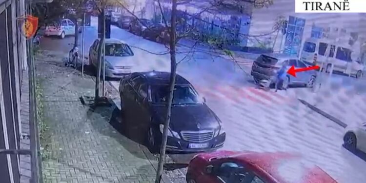 Uniforme policie, pranga dhe municion/ Grabiti marketin dhe shtyu të miturin të kryente vjedhje, arestohet 21-vjeçari në Tiranë