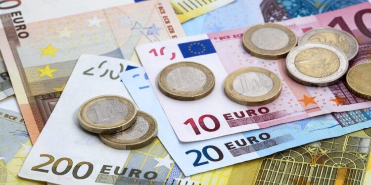 Kursi i Euros pëson sërish rënie, prek minimum të ri historik