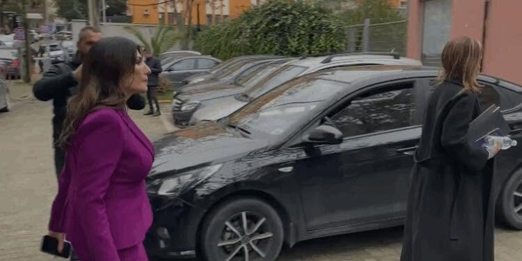 “Sekreti” 2.4 miliardë lekë i shefes së AKSHI-t, Linda Karçanaj dhe Adem Trezhnjevës me 16 roje sigurie