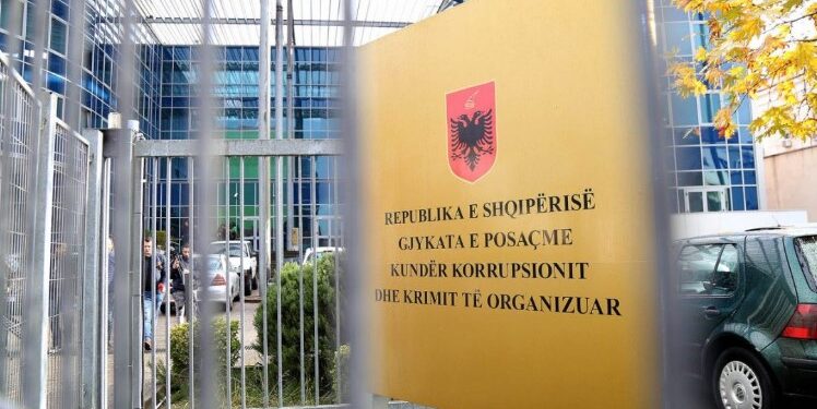 Falsifikim dokumentesh, grup kriminal e trafikim emigrantësh/ GJKKO pranon kërkesën e SPAK, kalon për gjykim grupin me 32 anëtarë