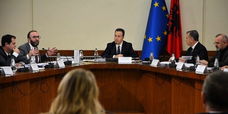 Kërkesa për arrestimin e Ballukut/ Detaje nga mbledhja e Këshillit të Mandateve, avokati kërkon 3 javë kohë të njihet me dosjen, SPAK: Mjaftojnë 5 ditë