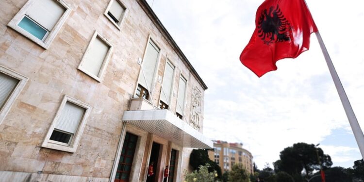 Vijon saga e shkarkimeve, zëvendësministëri i Brendshëm liron karrigen