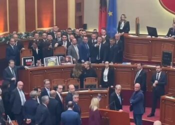 “Akte dhune dhe incidente të rënda”, PS kërkon masa disiplinore për 29 deputetë të opozitës