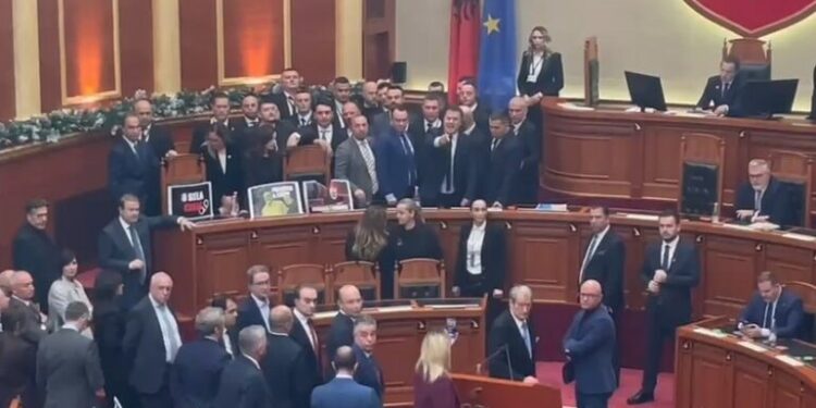 “Akte dhune dhe incidente të rënda”, PS kërkon masa disiplinore për 29 deputetë të opozitës