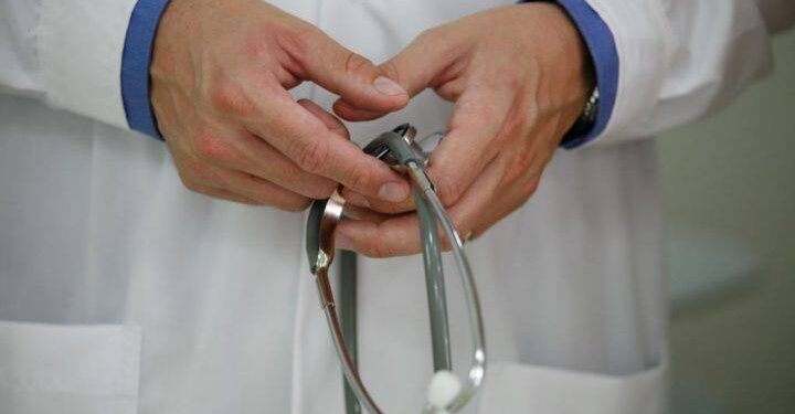 Skandal në spital, mjeku akuzohet për abuzim seksual me 38 pacientë, përfshirë edhe fëmijë