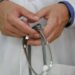 Skandal në spital, mjeku akuzohet për abuzim seksual me 38 pacientë, përfshirë edhe fëmijë