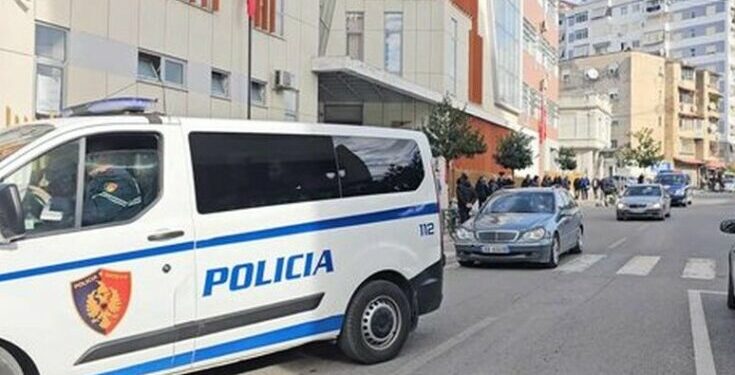 Elbasan/ 38-vjeçari përplas me makinë dhe përleshet me kalimtarin, shpallet në kërkim (EMRAT)