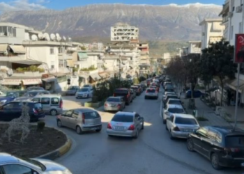 Festa në trafik, Gjirokastra paralizohet nga fluksi i automjeteve