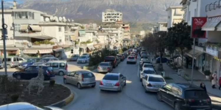 Festa në trafik, Gjirokastra paralizohet nga fluksi i automjeteve